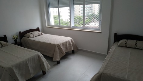 Fit TOP Guarujá Pitangueiras, a 30 metros de la playa.