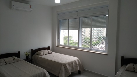 Fit TOP Guarujá Pitangueiras, a 30 metros de la playa.