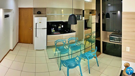 Sala de estar espaçosa com sofá retrátil e smart tv.