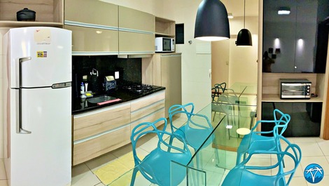 Sala de estar espaçosa com sofá retrátil e smart tv.