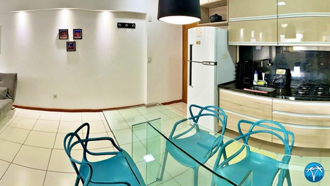 Sala de estar espaçosa com sofá retrátil e smart tv.