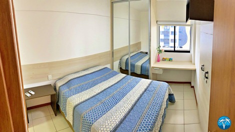 Suíte com cama de casal. 