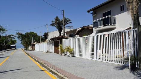 A meia quadra da praia