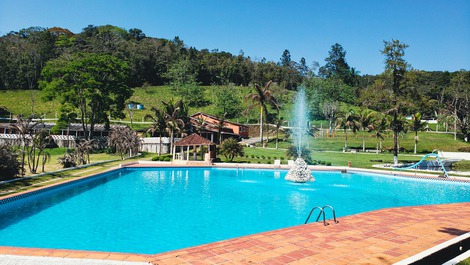 PISCINA SEMI OLÍMPICA- CAMINO DE 400 MTS ALQUILAMOS POR NOCHE 90 PERSONAS...