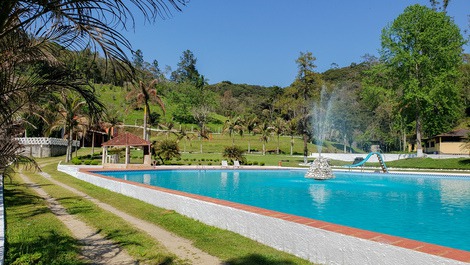PISCINA SEMI OLÍMPICA- CAMINO DE 400 MTS ALQUILAMOS POR NOCHE 90 PERSONAS...