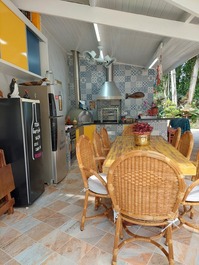 Beach house in Guaratuba "Costa do Sol condominium" next to the beach.