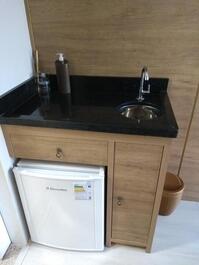 Frigobar com pia e gavetas