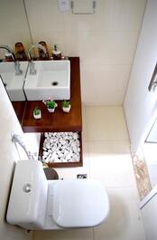 Banheiro com secador de cabelo