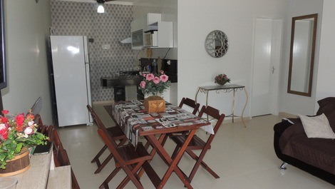 Ampla cozinha e sala conjugadas