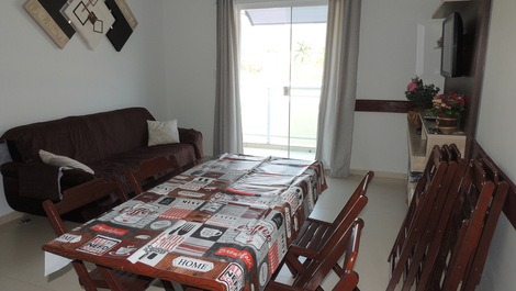 Sala de estar com móveis dobráveis