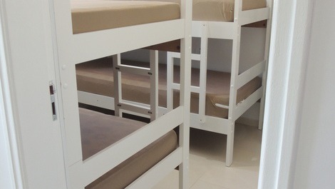 Quarto com 2 beliches e 2 colchões adicionais