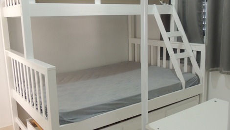 Quarto suíte com cama de casal e 2 camas de soleiro