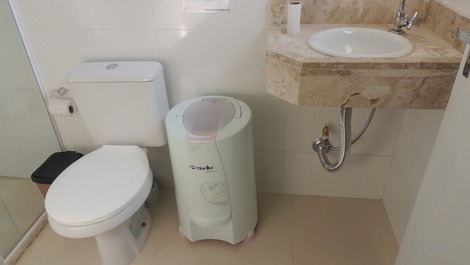 Banheiro da suíte com centrífuga de roupas