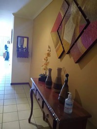 Holl de entrada do apartamento com álcool em gel