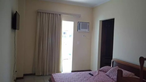 Suíte 1 com cama casal, ar condicionado, ventikador de teto, tv, acesso ao varandão