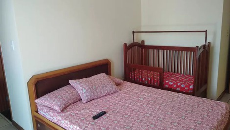 Suíte 1 com cama casal, berço cama