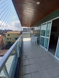 Varandão com mesa e 4 cadeiras em plástico, tela de proteção