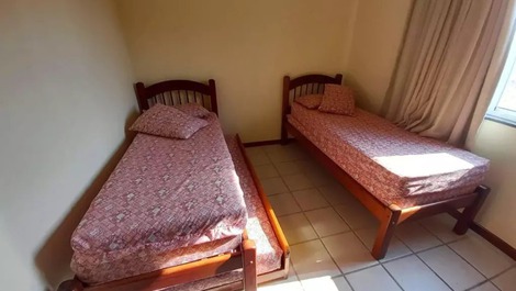 Quarto 1: 3 camas de solteiro sendo uma auxiliar