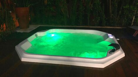 Spa: jacuzzi de hidromassagem com sistema de jatos d’água quente para relaxar os músculos, alivia o 