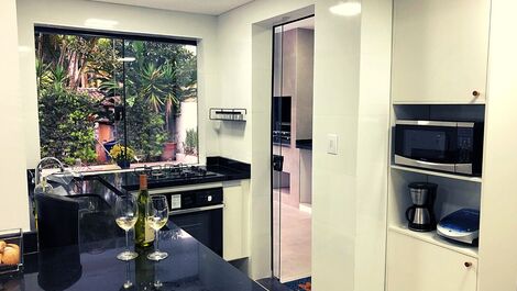 Cozinha gourmet integrada a churrasqueira e área de serviço