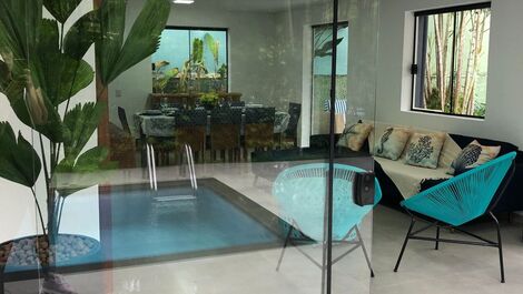 Vista da sala pela parte externa, através da porta de vidro