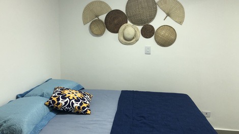 Linda decoração com objetos e chapéus de palha