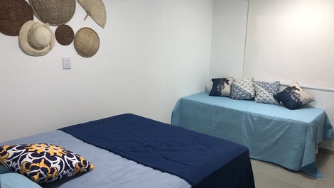 Suíte 1, localizada no térreo com ar condicionado. cama box de casal e cama box de solteiro