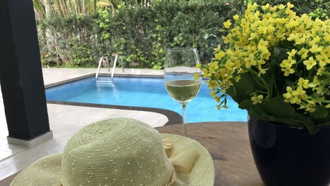 Vista da piscina pela janela da cozinha