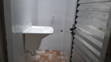 Tanque lavar roupas instalado na área de serviço