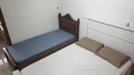 Suíte 2 com 1 cama de casal e 1 de solteiro.