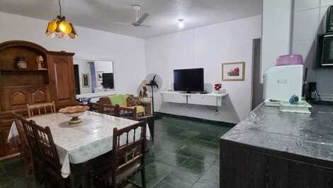 Air-conditioned 4 bedroom house 7 minutes from the beach walking