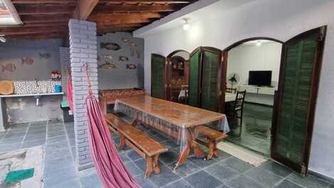 Air-conditioned 4 bedroom house 7 minutes from the beach walking