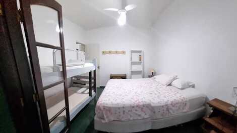 Air-conditioned 4 bedroom house 7 minutes from the beach walking