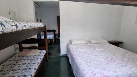 Air-conditioned 4 bedroom house 7 minutes from the beach walking