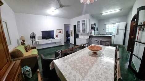 Air-conditioned 4 bedroom house 7 minutes from the beach walking