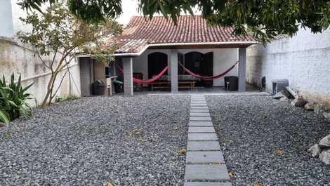 Air-conditioned 4 bedroom house 7 minutes from the beach walking