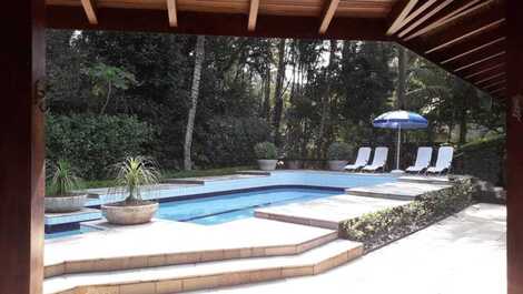 Casa ampla, arejada, e muita área verde