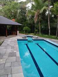 Casa ampla, arejada, e muita área verde