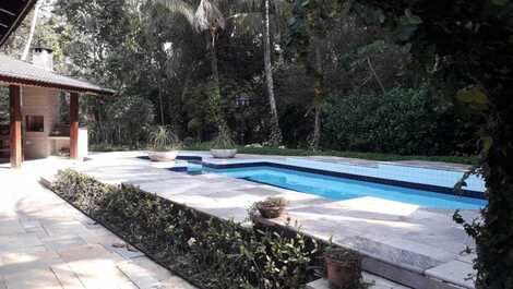 Casa ampla, arejada, e muita área verde