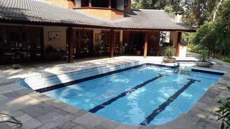 Casa ampla, arejada, e muita área verde