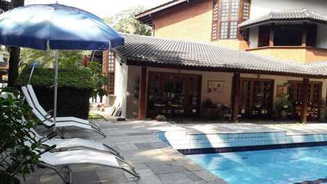 Casa ampla, arejada, e muita área verde