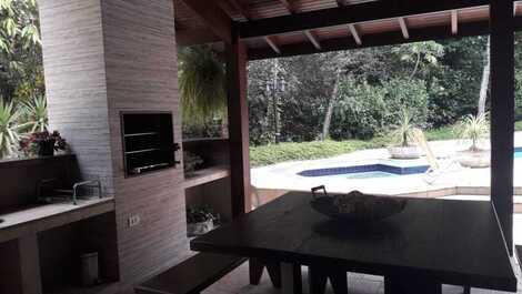 Casa ampla, arejada, e muita área verde