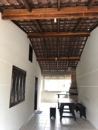 Área da churrasqueira e espaço para rede. 