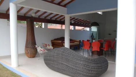 Varanda na frente e parte da lateral