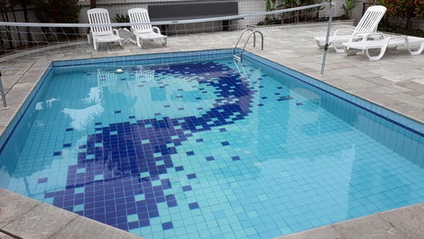 Piscina, com uso livre para todos os usuários do condomínio. 