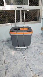 Disponibilizo cooler grande com carrinho 