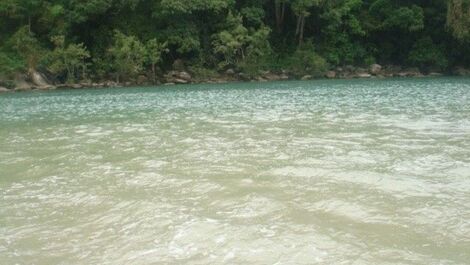 Rio de água doce do lado da praia