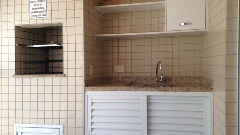 Vista parcial da churrasqueira e varanda