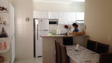 Vista da sala de jantar e da cozinha