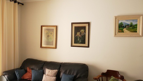 Vista parcial da sala de estar do apto.